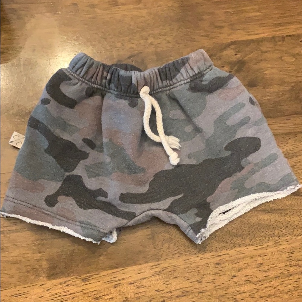 CHILHOODS camo boy short size 12-18 month